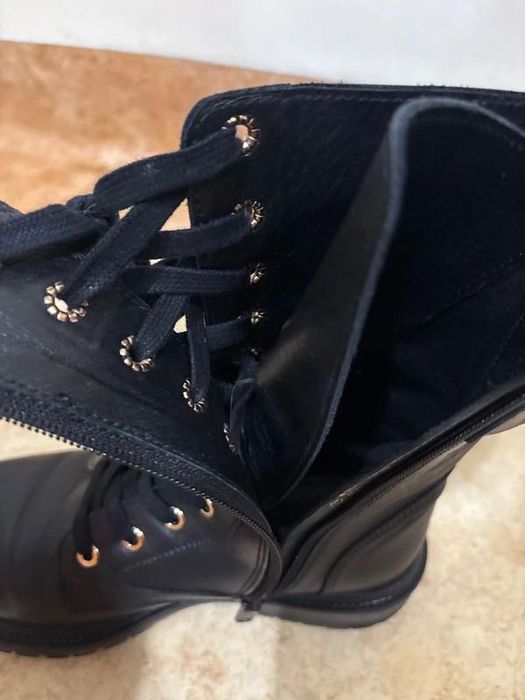 Wojas botki z ozdobną klamrą