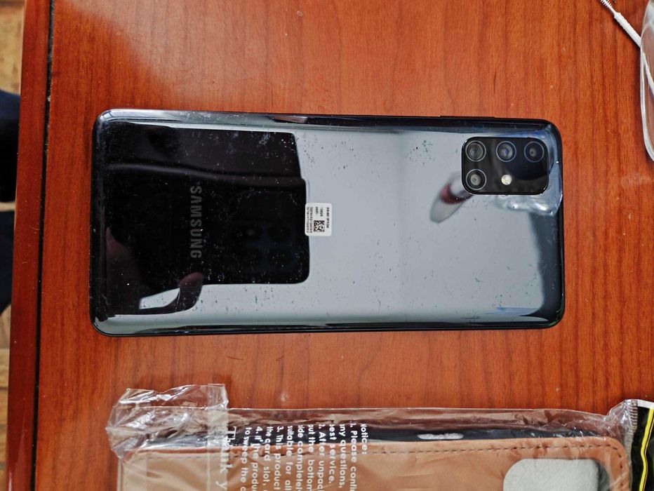 Samsung Galaxy M51 em excelente estado, com aspeto de novo e funcionamento irrepreensível.
