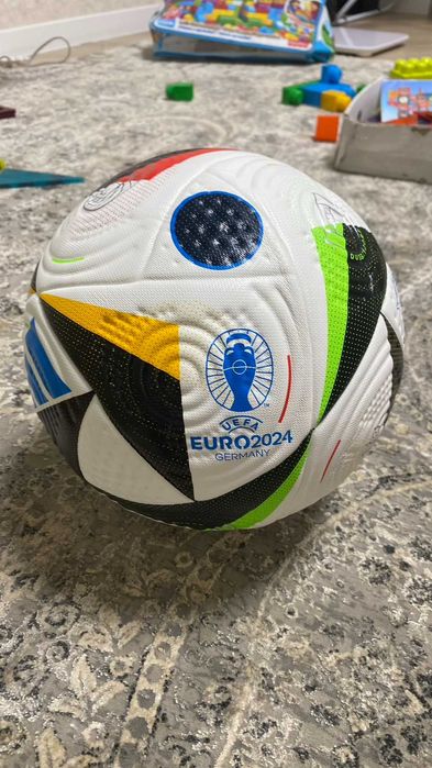 М'яч футбольний Адідас FUSSBALLIEBE EURO 2024, розміри 4 або 5