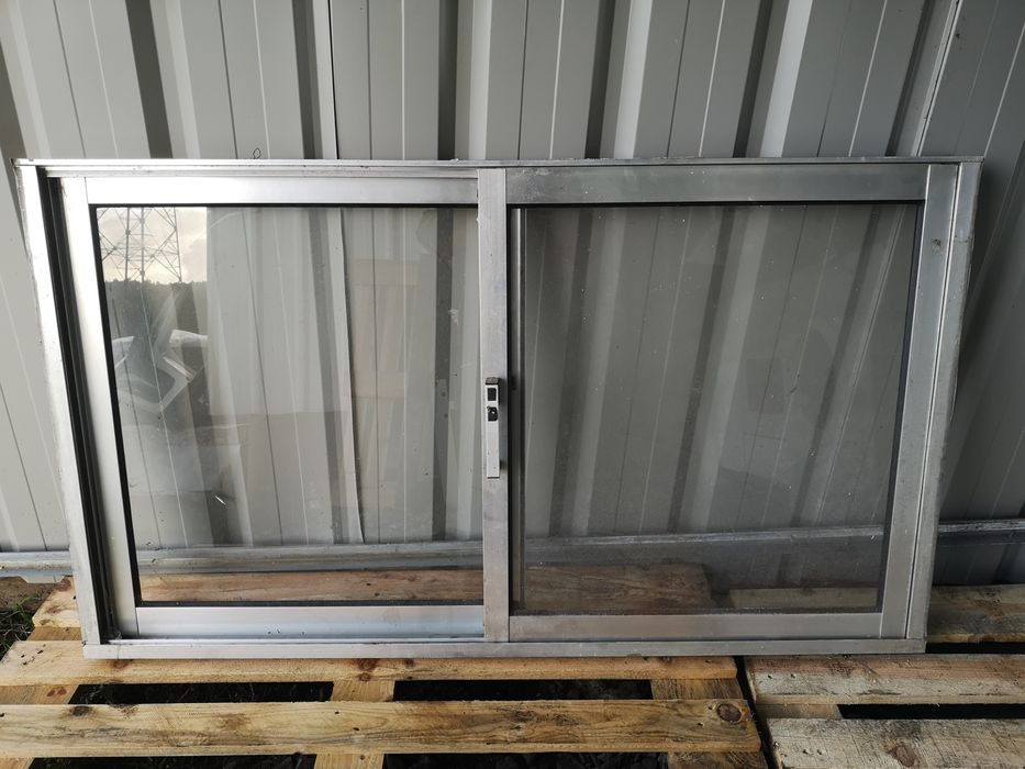 Janelas de vidro duplo e porta em alumínio