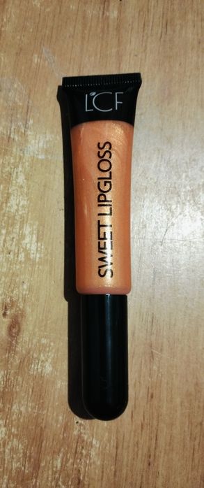 Продам косметику-тени,блеск,румяна,подводку белую,пудру,крем