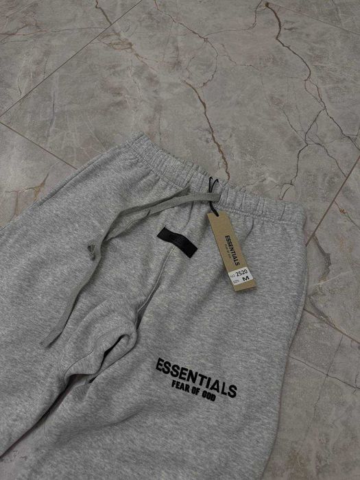 Штани від бренду essentials