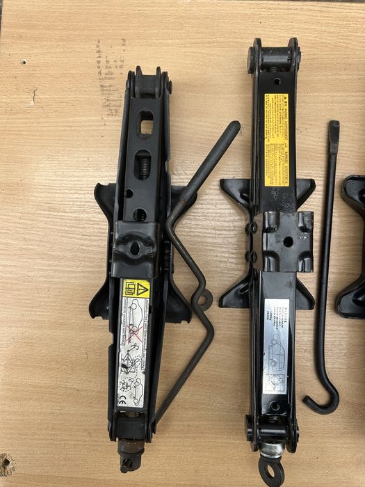 Домкрат на електрички Toyota BZ4X BYD Song Tang Tesla Y X VW ID 4 5 6