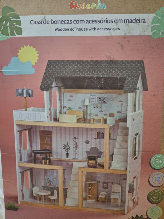 Casa de boneca em madeira