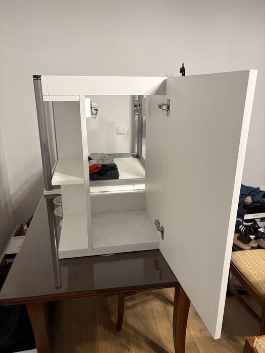 Biała szafka wisząca do łazienki