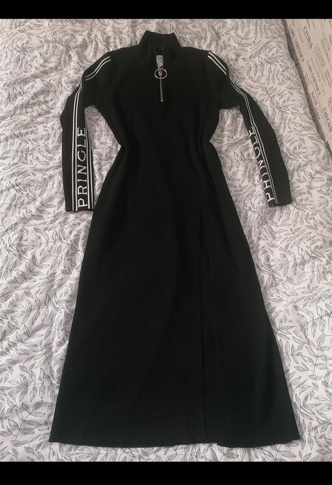 Długa czarna sukienka z wycięciem, marki Pringle