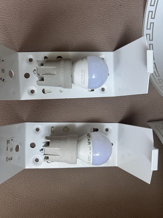 Світильник білого кольору