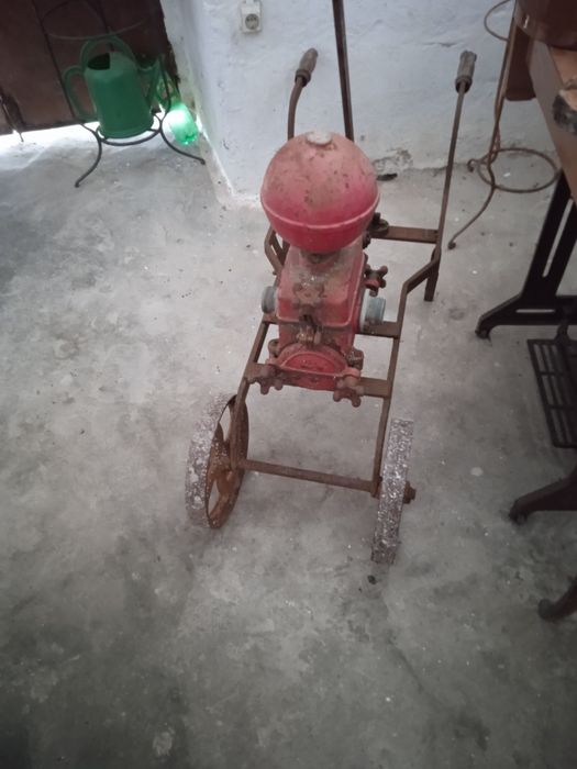 Bomba de transfega de vinho muito antga