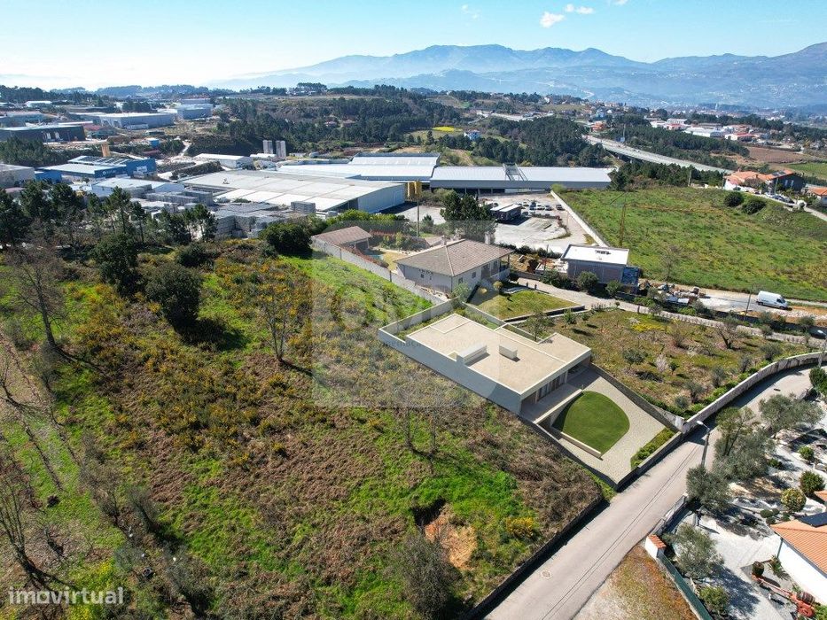 Terreno de 1669,23 m2 c/ Licença de Construção p/ 1 Moradia Geminada