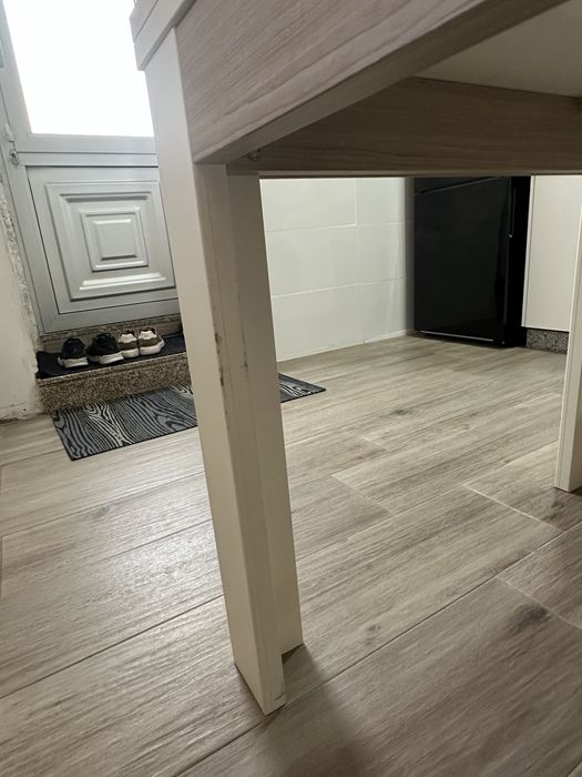 Mesa de jantar extensivel usada com 4 cadeiras