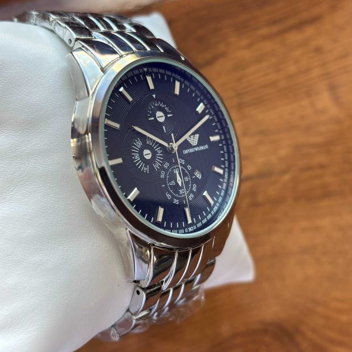 Годинник Emporio Armani на браслеті срібного кольору з темним циферблатом