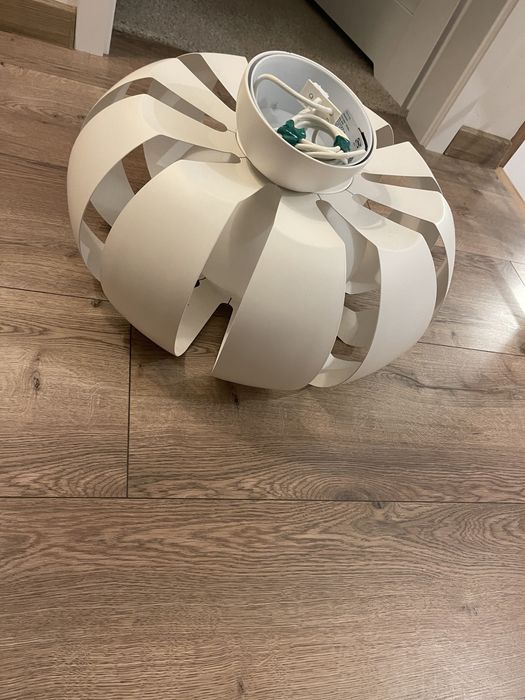 Biała lampa sufitowa