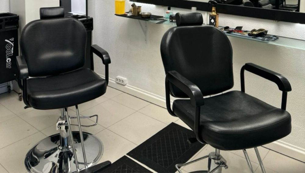 Dois espelhos de cabeleireiro barbeiro estetica