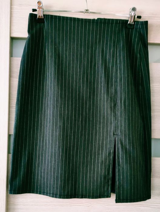 Spódniczka z seksownym rozcięciem Clockhouse  S/M