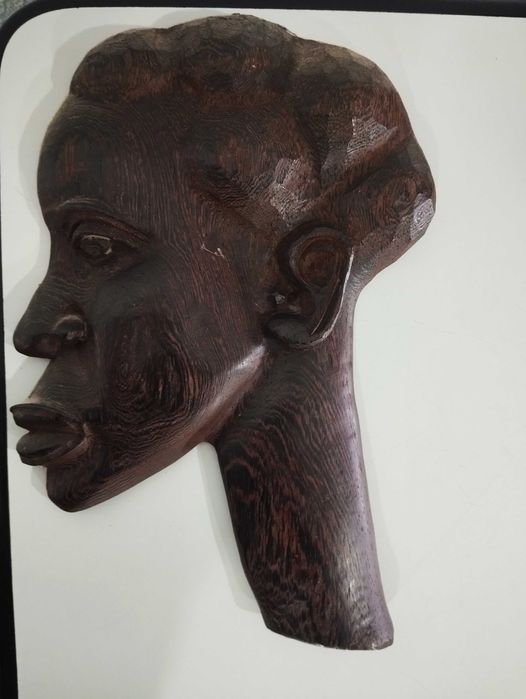 Escultura Africana em Madeira Escura — Perfil Entalhado à Mão