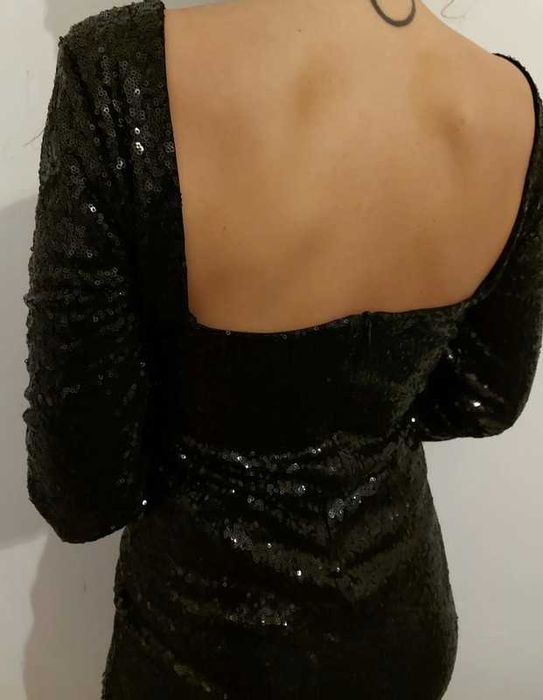 Vestido de lantejolas pretas_com costas decotadas