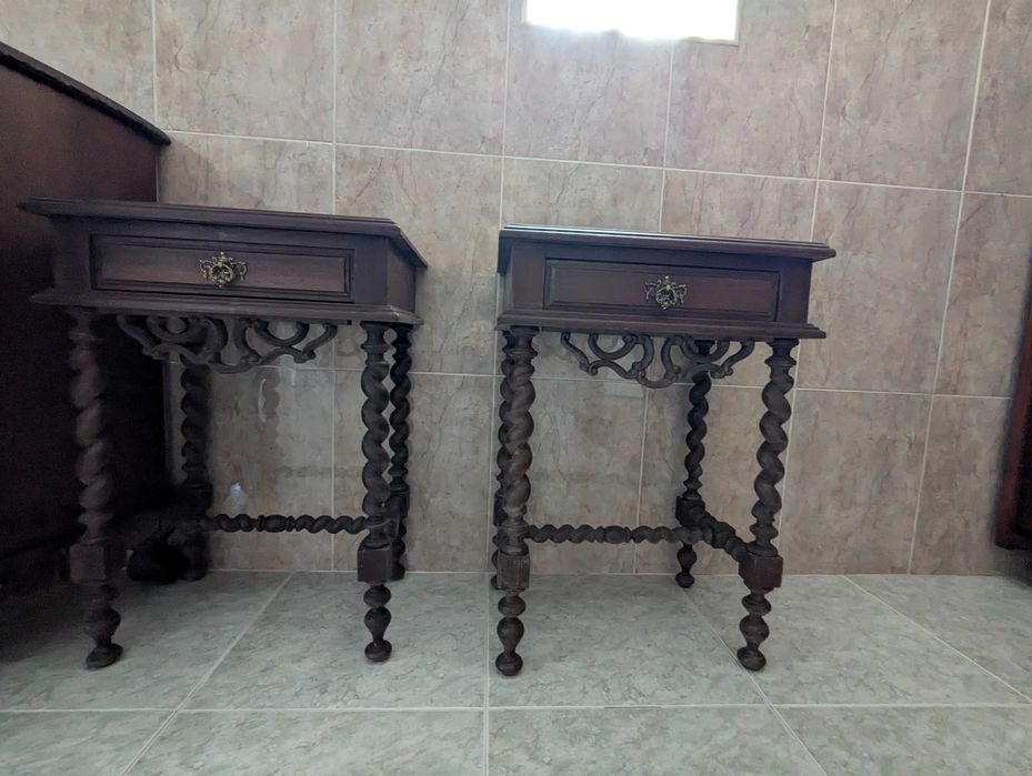 Conjunto de móveis de quarto em madeira maciça