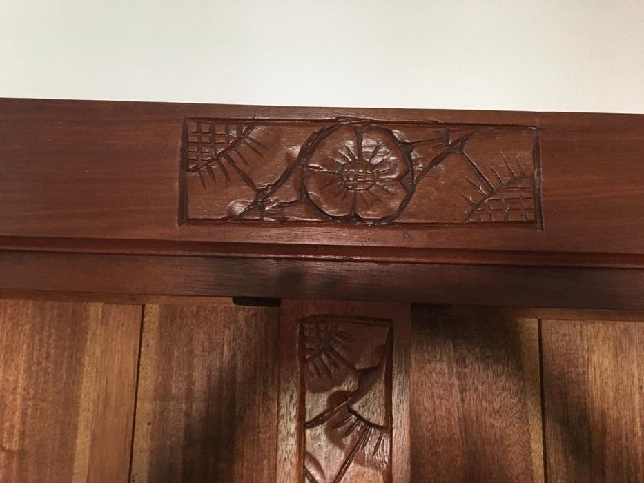 Louceiro centenário em madeira com tampo de mármore