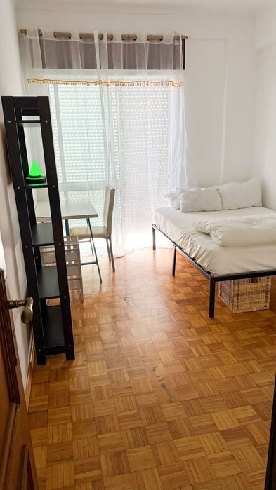 Quarto disponível na Moita.
