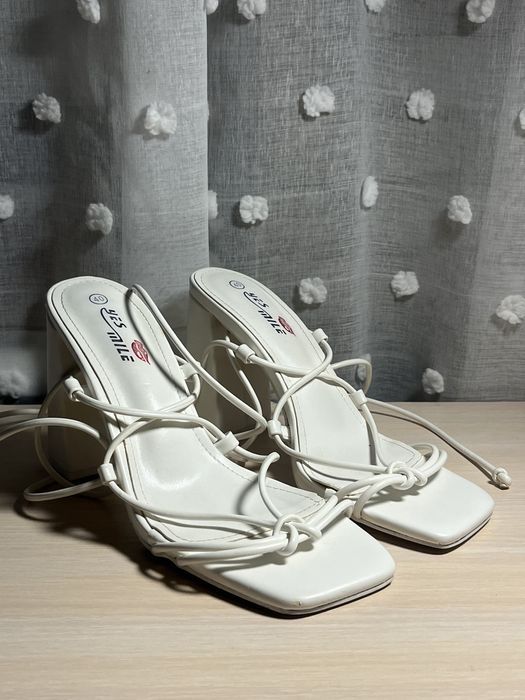 Босоніжки білі на квадратному підборі