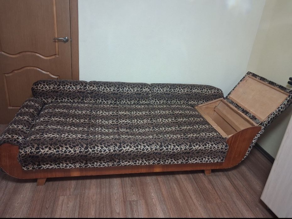 Диван - тахта б/у в гарному стані