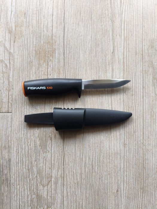 Faca multiusos 10cm de lâmina de aço e bainha FISKARS K40