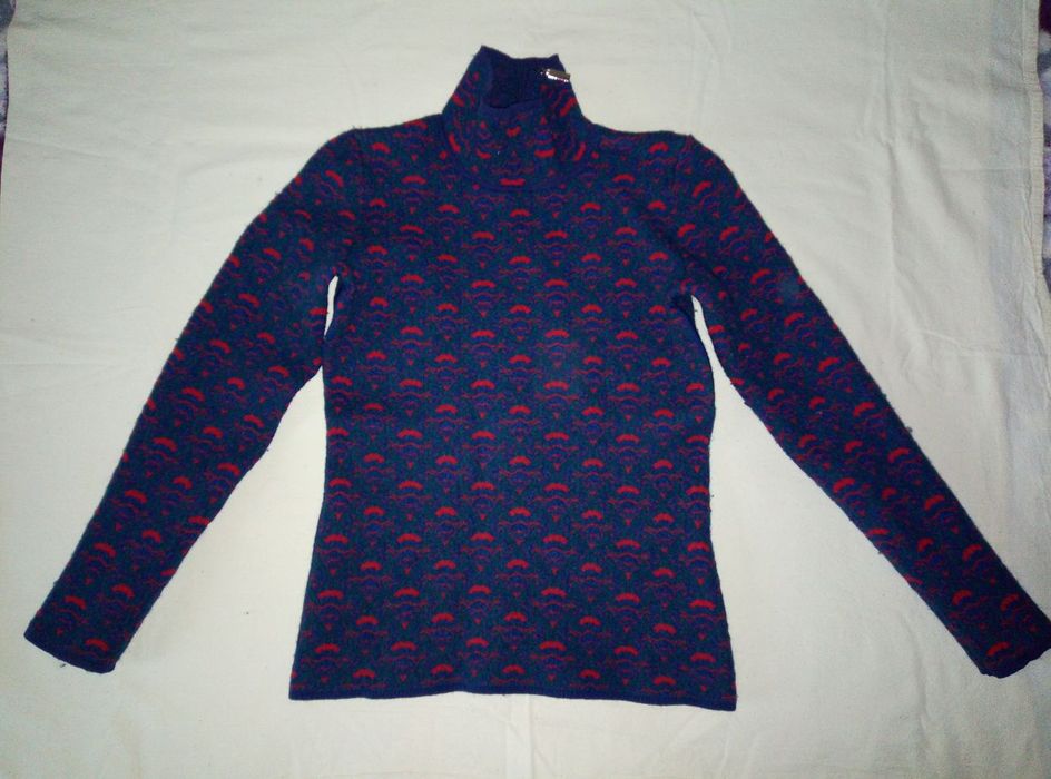 Свитер для девочки 8 - 10 лет, тёплый.