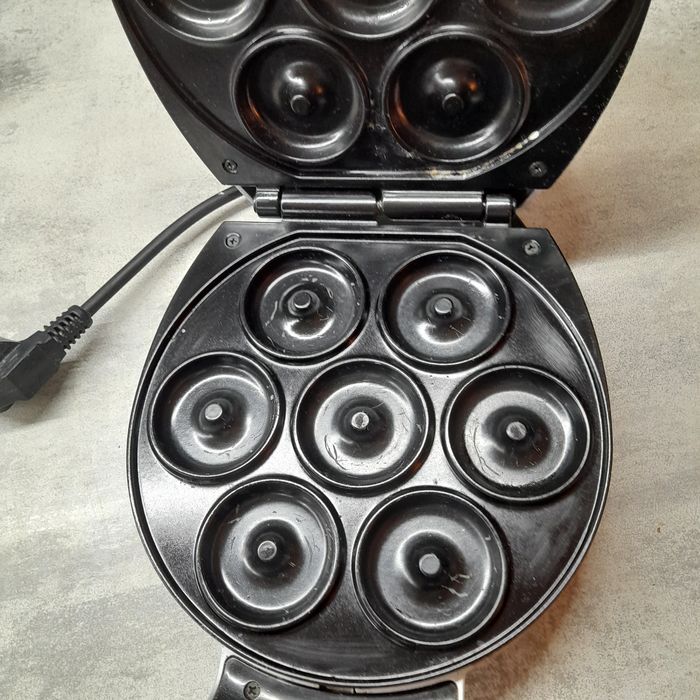 Електричний пристрій для випікання рогаликів.