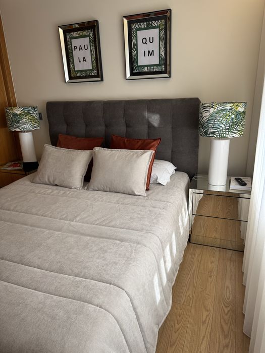 Cama de casal em veludo cinza