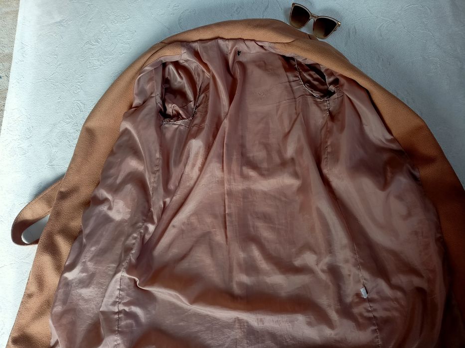 Beżowy płaszcz damski