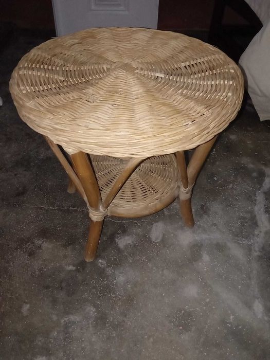Mesa pequena em vime