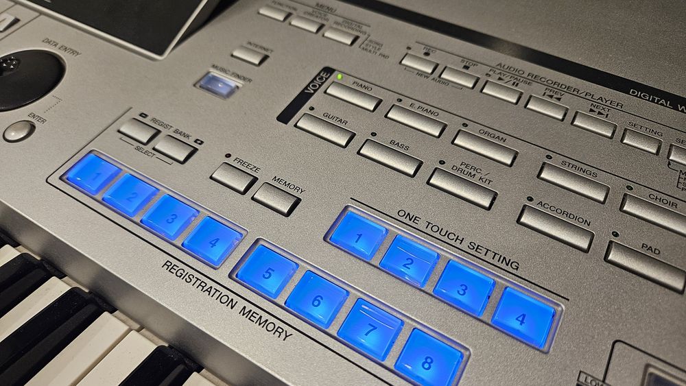 Tyros 4 stan idealny + gratisy