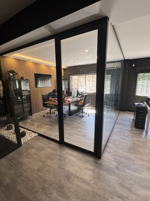 Escritório Modular Premium em Vidro | 2 Salas + 2 Booths | Como Novo
