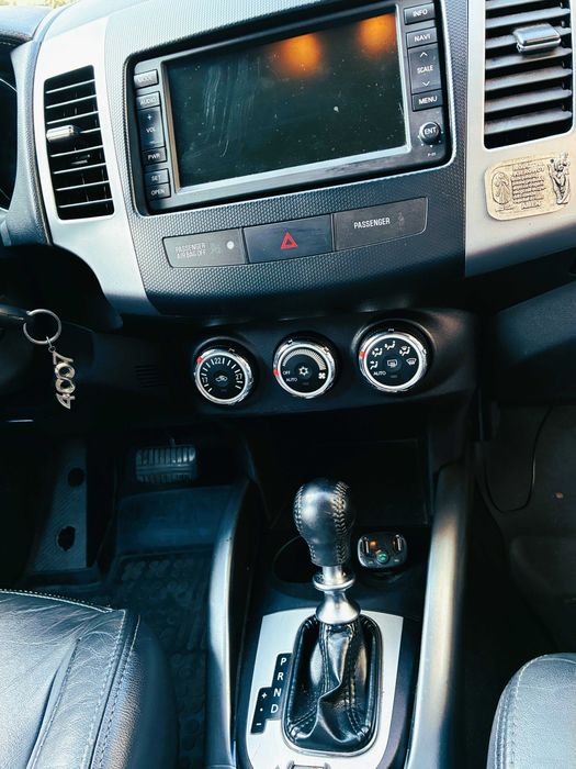 Samochód Peugeot 4007, rok produkcji 2010, automat, 4x4, hak, 7 osobowy