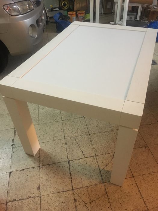Mesa branca de madeira