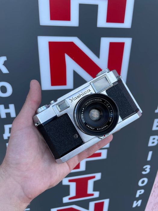 Вінтажна плівкова камера Yashica’s first 35mm camera – 1958