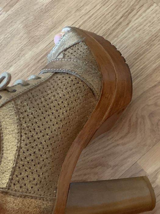 Sapato dourado aberto a frente e compensados! De Manuel Alves