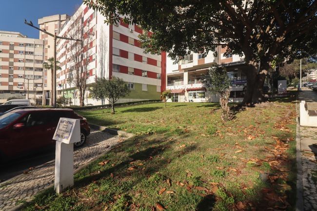 Vende-se / Arrenda-se  Loja, Povoa Santa Iria - Vila Franca de Xira