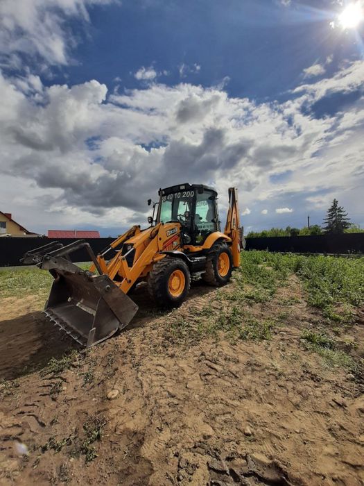 Послуги екскаватора-навантажувача. Оренда екскаватора погодинно.