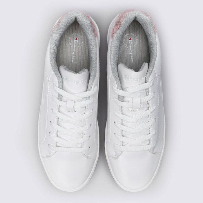 Білі кросівки від Champion – комфортні та стильні.