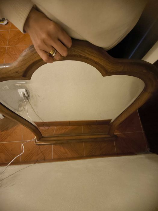 Cómoda de madeira com espelho