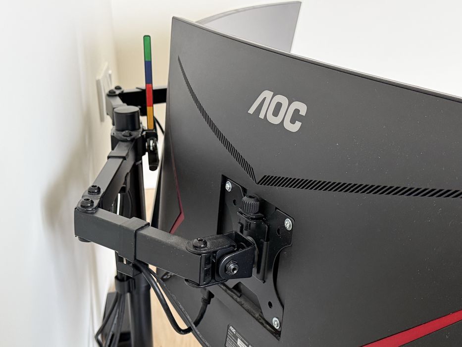 Setup 2 Monitores Gaming AOC Curvos 27” + Braço Duplo Kensington