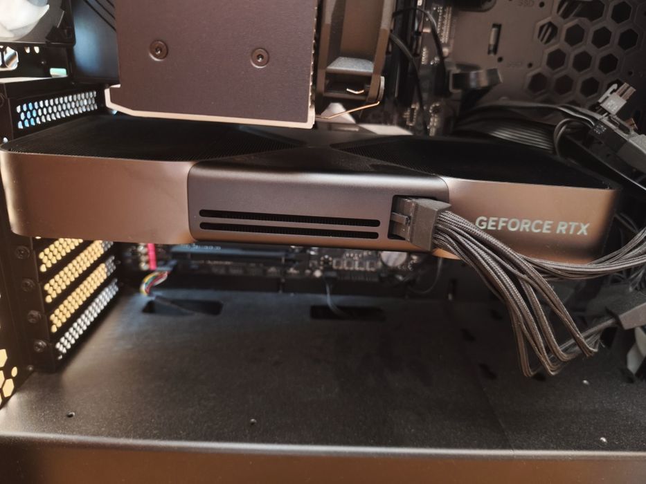 GeForce RTX 5090 32GB Founders Edition (FE)