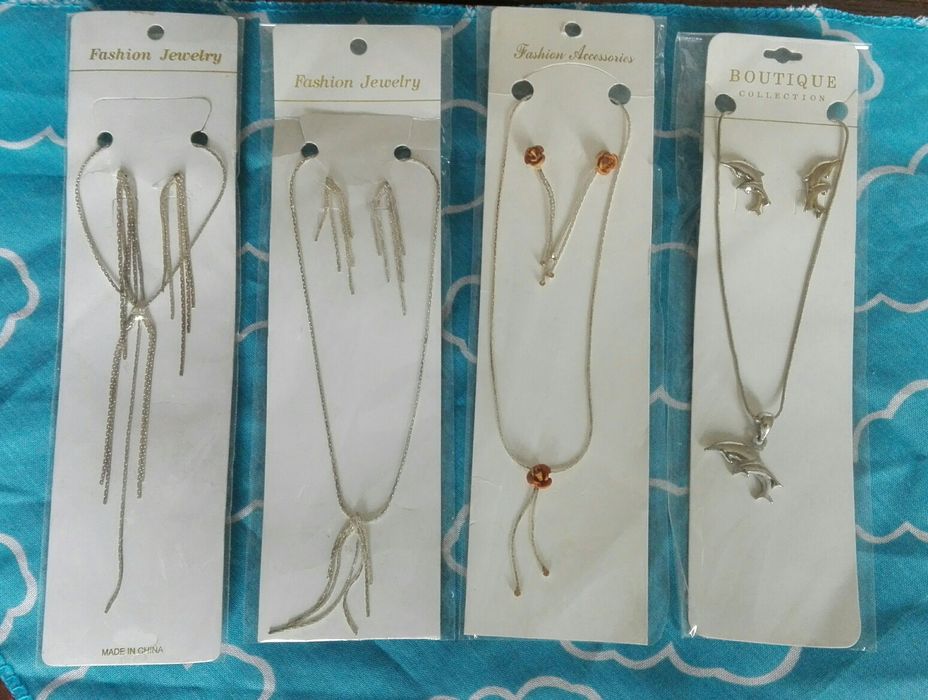 Brincos, pulseiras, anéis e colares vintage