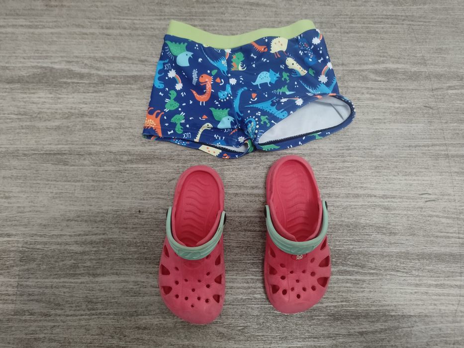 Sprzedam kąpielówki na 4 latka plus klapki gratis.