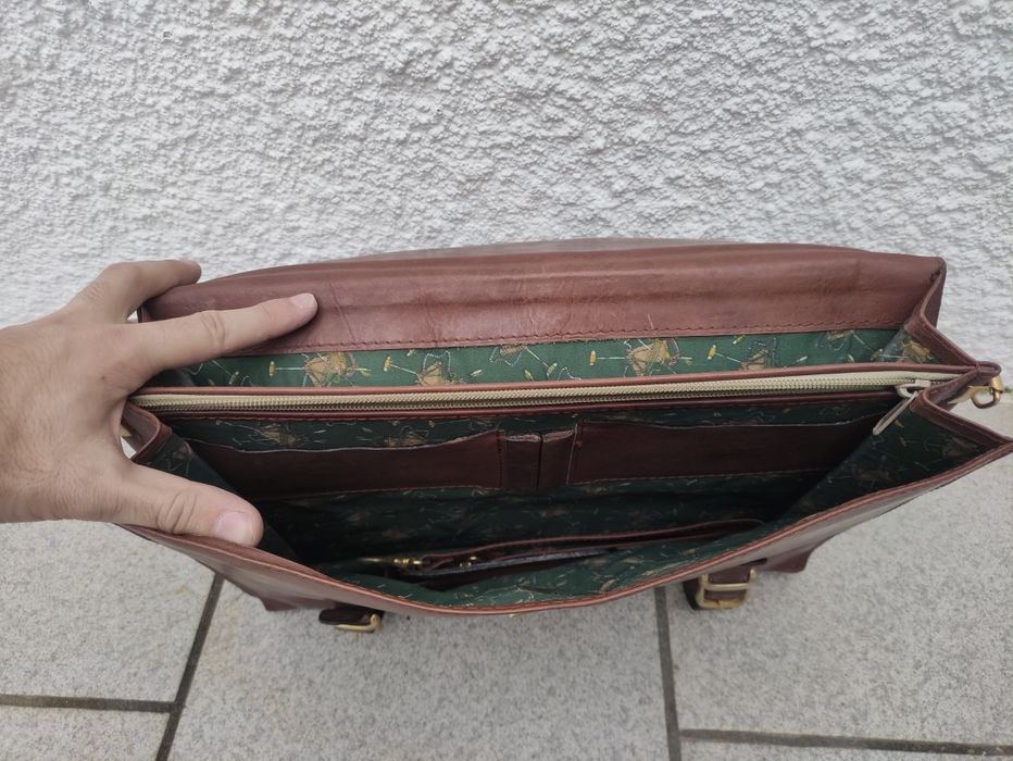 Pasta castanha, em couro