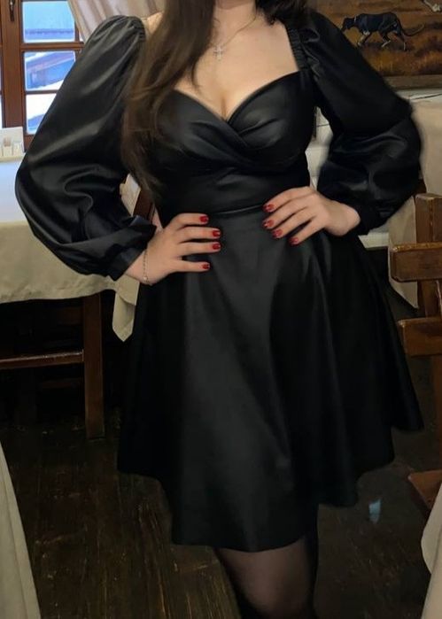 чорна шкіряна сукня