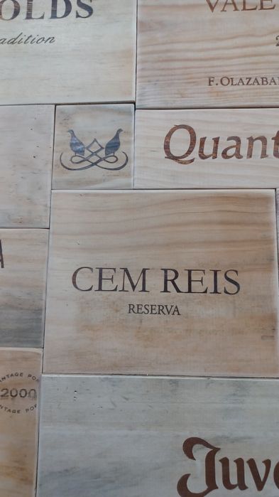 Painel madeira de caixas vinho
