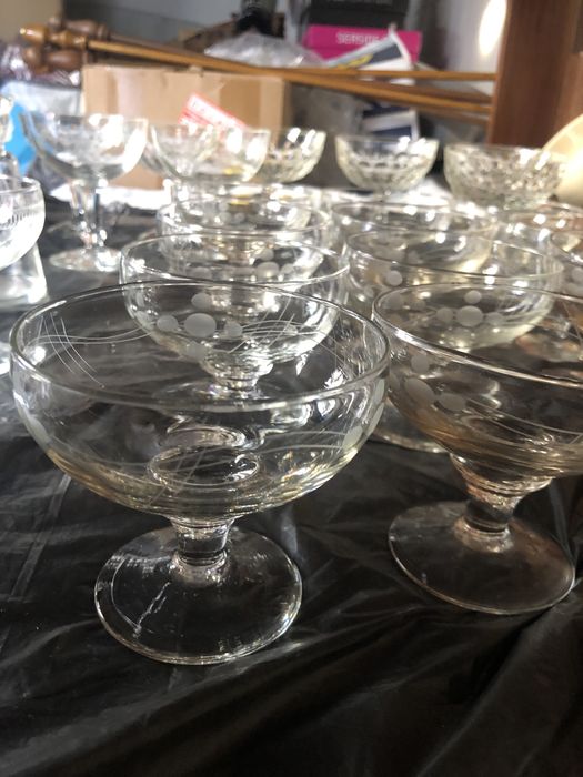 Varios modelos de taças (22)e pequena caneca em vidro valor de tudo