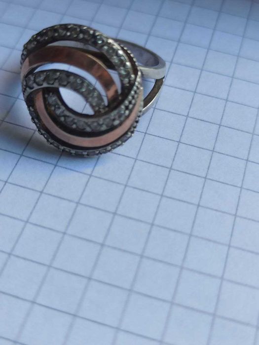 Серебряные ювелирные изделия, кольца с камнями и без